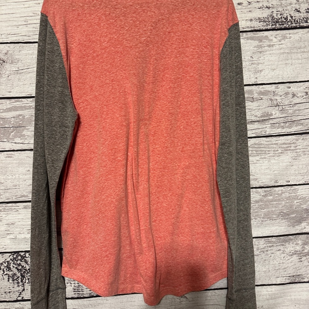 Hollister Men’s Henley Shirt Medium Coral Gray Long Sleeve Colorblock Pocket Tee - Picture 5 of 5
